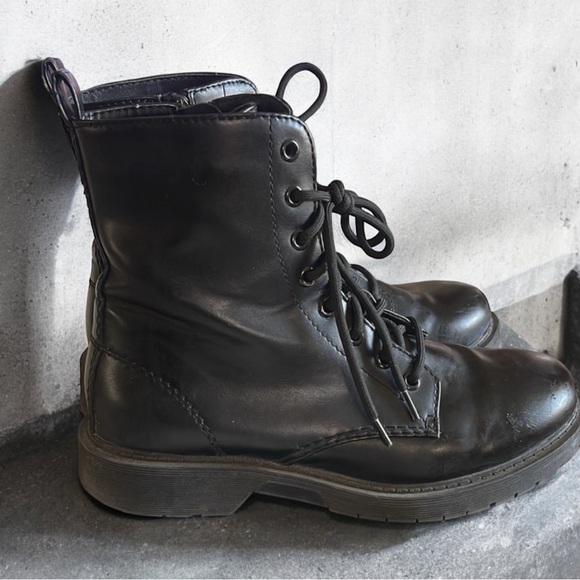 Time and Tru Women's Black Marti Lug Boots - Picture 7 of 16